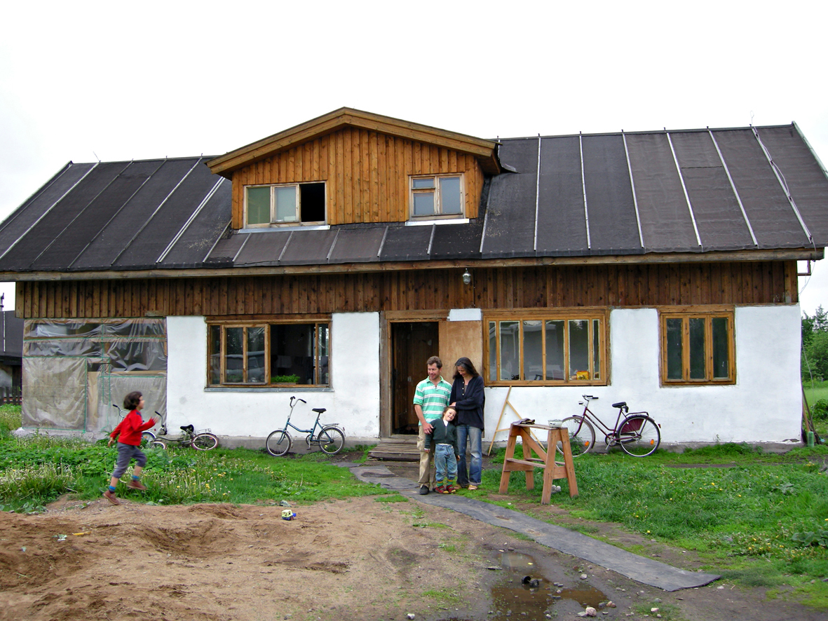 Boris Suchorukov og Katja Schichalijewa bur i det første halmhuset BRO bygde på Rysjkova. Men arka vil ikkje sivilarkitekt Rolf Jacobsen ha æra for!