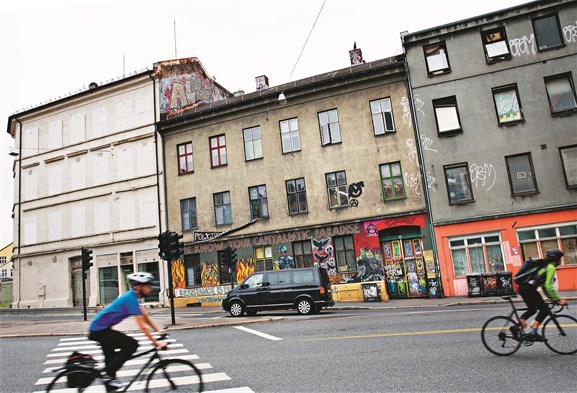 Fra venstre den gjenmurte hjørnegården Hausmannsgate 42, den okkuperte bygården hvor Vestbredden Vel holder til og Kulturhuset Hausmania. 
