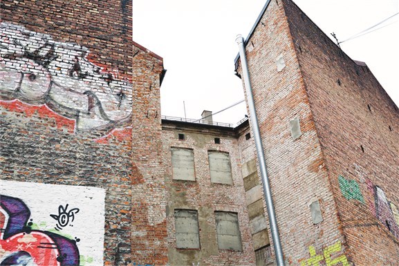 Hausmannsgate 42 sett bakfra, fra tomten i Brenneriveien. Her murte kommunen igjen vinduer og dører etter utkastelsen av okkupantene som bodde i hjørnegården en kort periode i 2005.