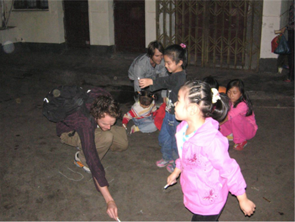 Open Form Workshop BAS-HUST i Wuhan , Kina, 2006. Stad: Han Shen Jie. Gruppa Mikro-målestokk Prosjektering 1:1. Studentane Christian og Fergus frå BAS, med klientar. Open Form Workshop BAS-HUST i Wuhan , Kina, 2006. Stad: Han Shen Jie. Gruppa Mikro-målestokk Prosjektering 1:1. Studentane Christian og Fergus frå BAS, med klientar.