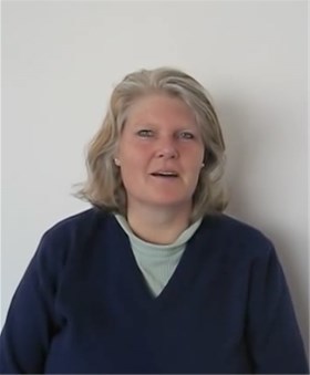 Frederica Miller var en av arkitektene bak Hauskvartalets regulering til byøkologisk spesielområde. Nå går hun hardt ut mot det rød-grønne byrådet som jobber for salg av store deler av kvartalet. Faksimile fra Youtube.  