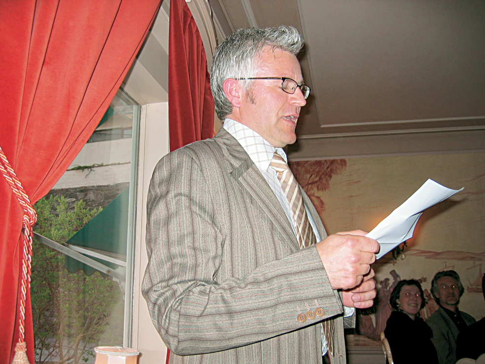 Nyvalgt styreleder Gunnar Næss holder tale til forsamlingen.