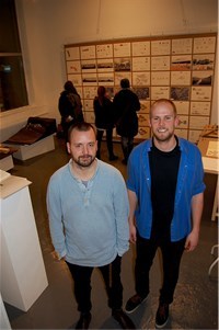 Plansjer forklarer «11:59 - 12:00 - 12:01» av Alexander Rullán Rosenlund og Bjørn Inge Melås. Foto: Bjørn Lønnum Andreassen Plansjer forklarer «11:59 - 12:00 - 12:01» av Alexander Rullán Rosenlund og Bjørn Inge Melås. Foto: Bjørn Lønnum Andreassen