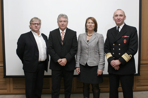 Høytidelig utdeling av pris. Fra venstre juryleder og rektor for Arkitekthøyskolen Karl Otto Ellefsen, administrerende direktør i Forsvarsbygg Frode Sjursen, forsvarsminister Grete Faremo og jurymedlem og sjef for Forsvarsstaben viseadmiral Jan Erik Finseth. Foto: Helge Andersen/Forsvarsbygg