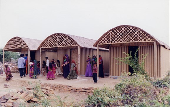 Hus laget av pappsøyler og -bjelker i Bhuj i India (2001). Foto: Kartikeya Shodhan