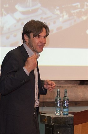 Arkitekt Klaus Schuwerk under presentasjonen av det nye Nasjonalmuseet. Foto: Nasjonalmuseet Arkitekt Klaus Schuwerk under presentasjonen av det nye Nasjonalmuseet. Foto: Nasjonalmuseet