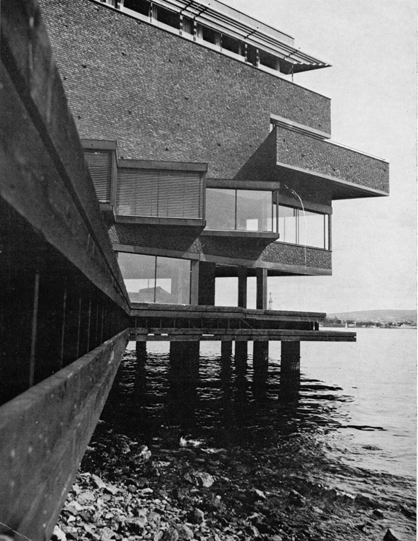 Norsk Sjøfartsmuseums nærhet til fjorden gjør tomten godt egnet for utendørs museumsvirksomhet. (Ill.: Byggekunst 3/74.)