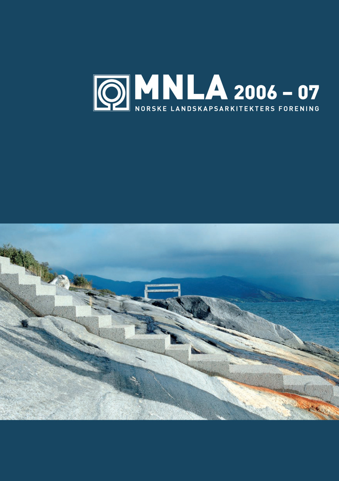 Hellåga rasteplass ved Sjonafjorden, Mo i Rana, pryder håndbokens forside. Landskapsarkitekt er Inge Dahlmann, Landskapsfabrikken, mens Statens Vegvesen er oppdragsgiver.