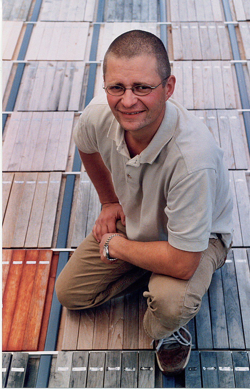 Per-Otto Flæte viser prøver for gråning av ulike treslag. Mer informasjon om dette på: www.skogforsk.no Foto: Odd Iglebæk.