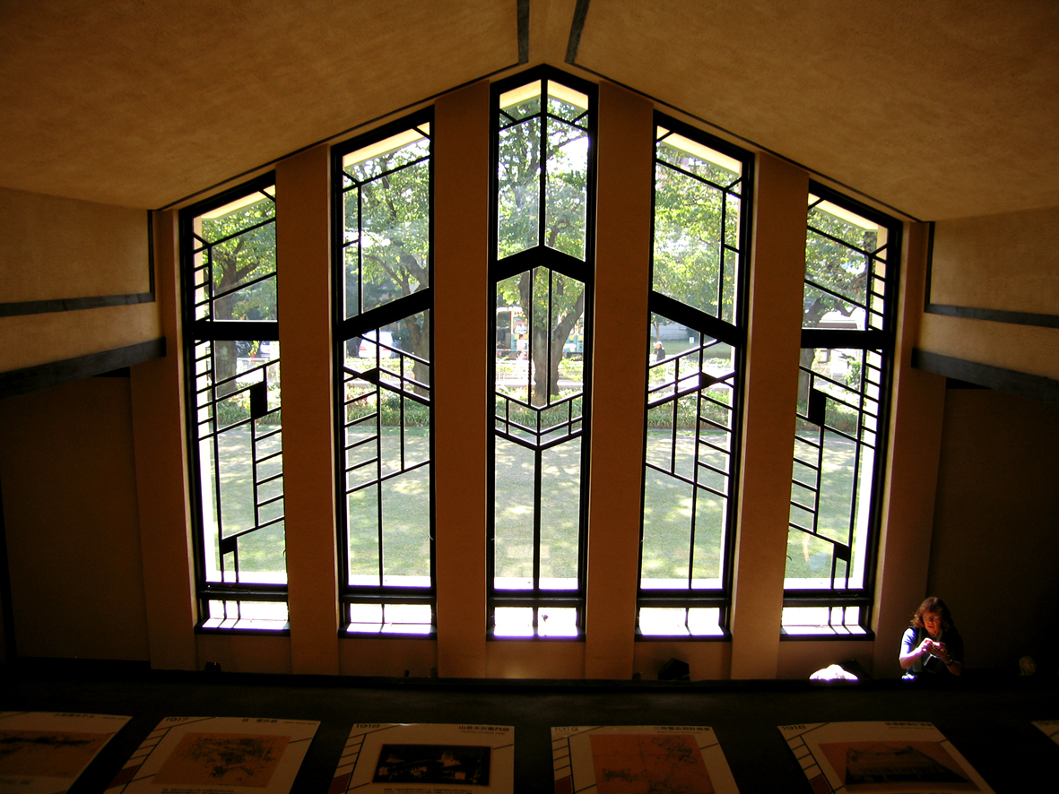 Frank Lloyd Wrights geometriske design rammer inn utsikten fra samlingshallen.