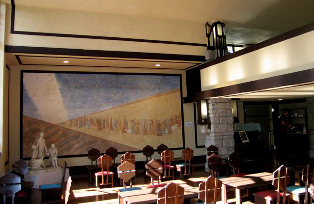 Lysinnfall i samlingshallen. På veggen elevenes freskomaling fra 1931.