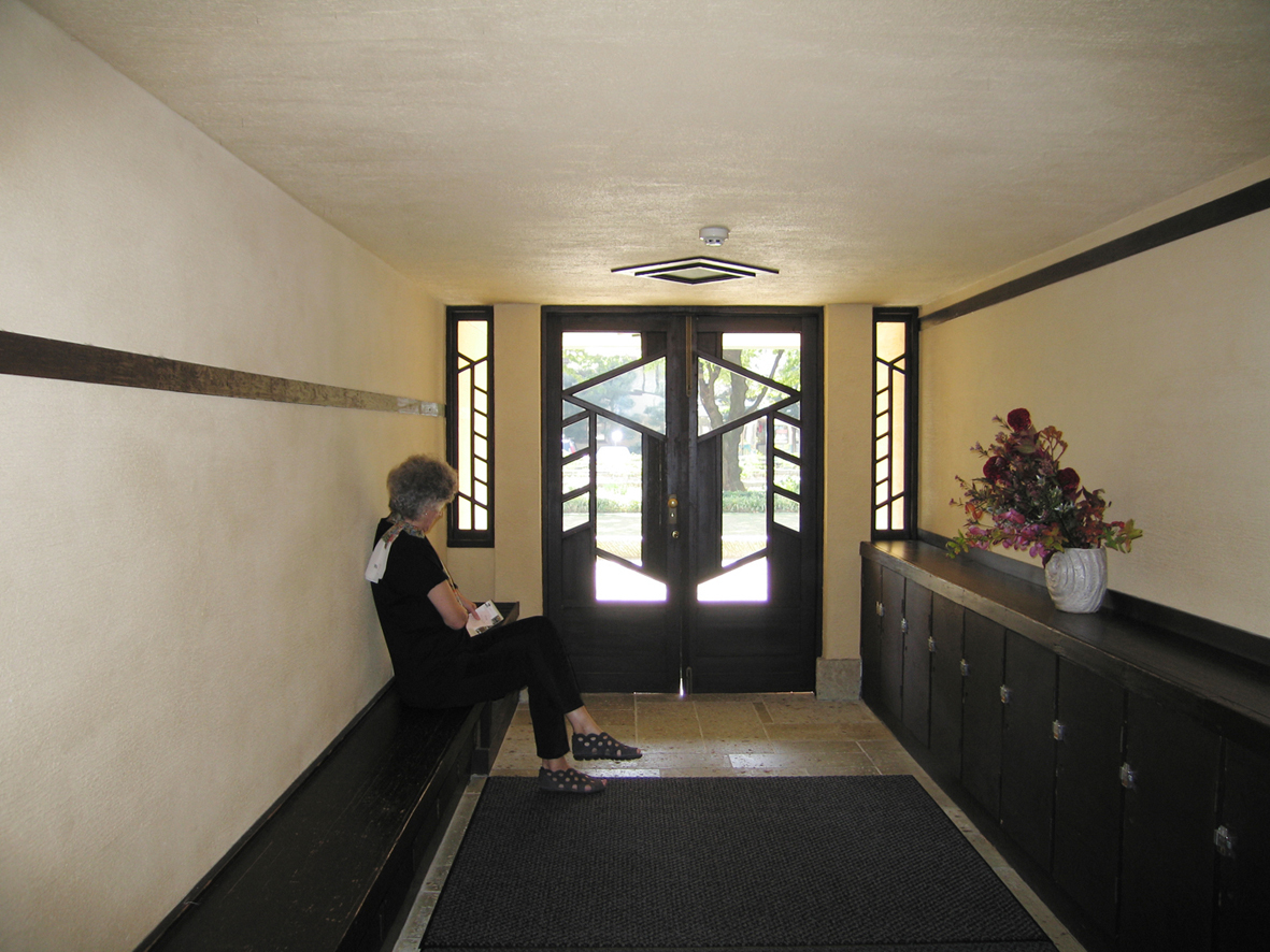 Stille stund ved den opprinnelige inngangsdøren.