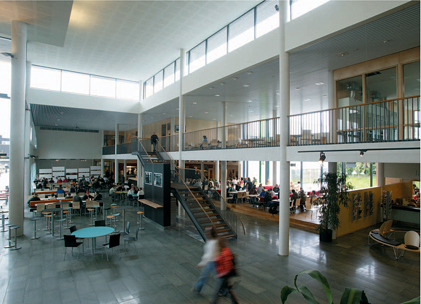 Den åpne sentralhallen, med kantine i bakgrunnen, er tilpasset moderne undervisningsformer.