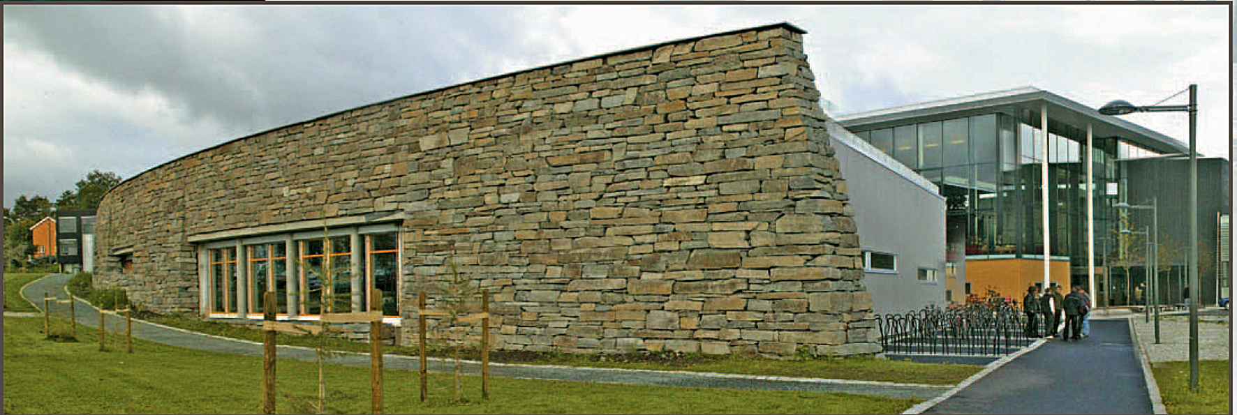 Skoleanlegget er et dynamisk og spennende bygningskompleks, som tilfører bydelen nye kvaliteter, ifølge juryen.