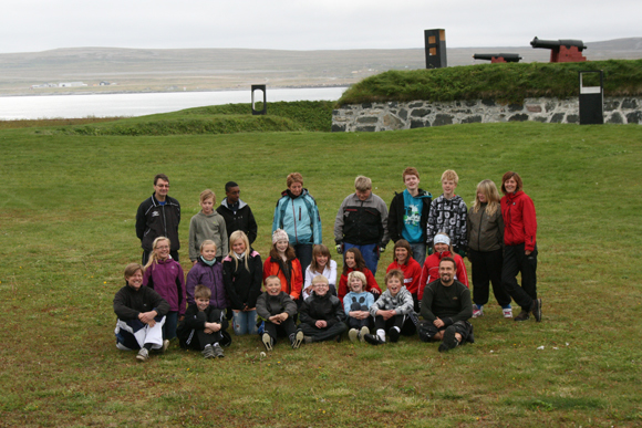 Det samlede korpus av unge arkitekter foran utstillingen. Installasjonene synes i bakgrunnen. Foto: Lilly Sævik