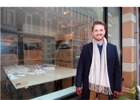 - Man er på en måte seg selv nok i Bergen. Man er fornøyd, sier Lars Clementsen Pedersen, daglig leder i MAD Bergen. Foto: Mikael Godø