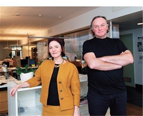 - Det er lenge siden Bergen har hatt en byplantradisjon, sier Nils Johan Mannsåker i Fortunen Arkitekter. Her avbildet sammen med kollega Gro Haveland. Foto: Mikael Godø