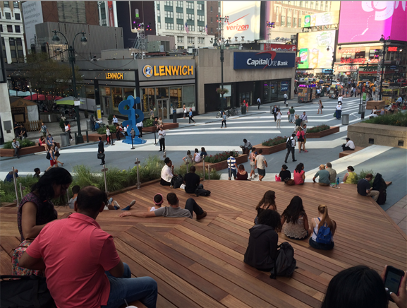 Den temporære møbleringen utenfor Penn Station, Plaza33. Plassen er utformet av W Architects and Landscape Architects, ut fra Snøhettas «masterplan». Foto: Stephen Miller. Den temporære møbleringen utenfor Penn Station, Plaza33. Plassen er utformet av W Architects and Landscape Architects, ut fra Snøhettas «masterplan». Foto: Stephen Miller.