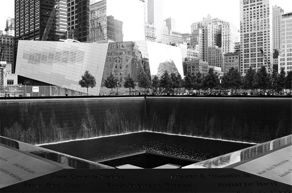 Vannbassengene signert arkitekt Michael Arad i forgrunnen markerer et av fotavtrykkene til World Trade Center. Foto: Are Carlsen Vannbassengene signert arkitekt Michael Arad i forgrunnen markerer et av fotavtrykkene til World Trade Center. Foto: Are Carlsen