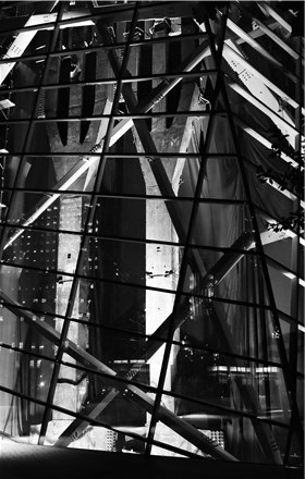 Konstruksjonene fra deler av World Trade Center er synlige gjennom glassfasaden i Memorial Museum. Foto: Are Carlsen Konstruksjonene fra deler av World Trade Center er synlige gjennom glassfasaden i Memorial Museum. Foto: Are Carlsen