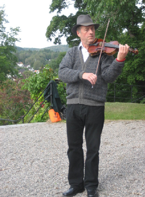En varm seinsommerdag med sol, felespill, musserende vin og jordbær, ønsket NLA oss velkommen til høstkonferanse. Foto: SS