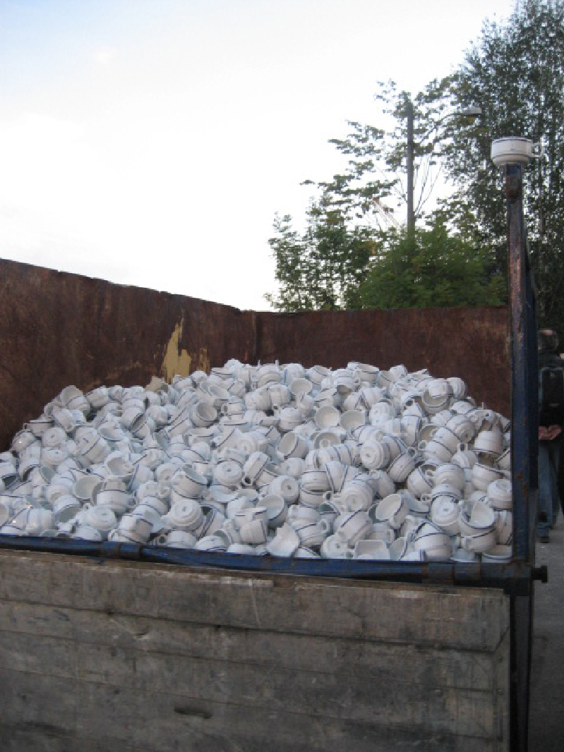 Tilhengerlass med hvite porselenskopper. Foto: Bård Magnus Fauske.