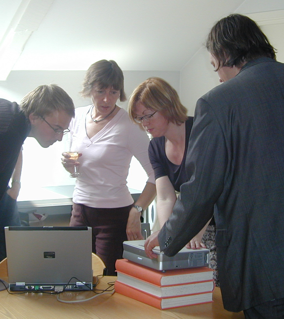 Det er like før, og Hans Martin Momyr, Ragnhild Ølstad, Bente Sand og Preben Borch sjekker at maskinparken ikke vil skape problemer. Det er like før, og Hans Martin Momyr, Ragnhild Ølstad, Bente Sand og Preben Borch sjekker at maskinparken ikke vil skape problemer.