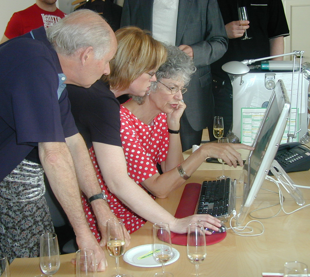 NALs direktør Hans-Henrik Halvorsen (t.v.) og daglig leder i NIL, Magdalena Eckersberg (t.h.), prøver ut arkitektnytt.no. NALs direktør Hans-Henrik Halvorsen (t.v.) og daglig leder i NIL, Magdalena Eckersberg (t.h.), prøver ut arkitektnytt.no.