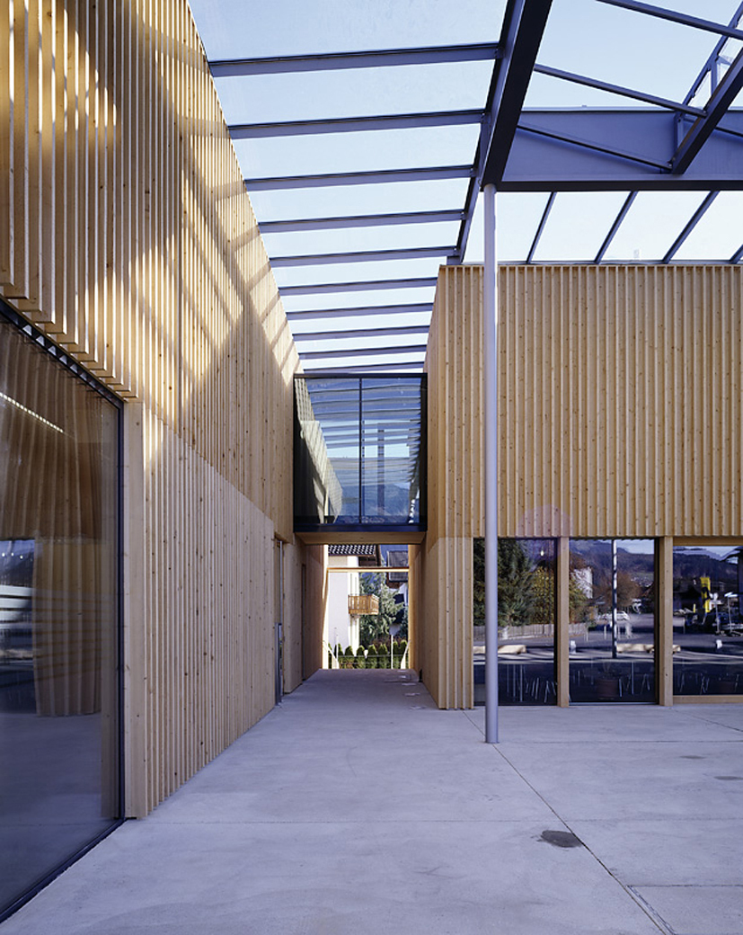 Kommunesenteret i Lubesch er et eksempel på at økologisk bygging er mulig uten at huset blir dyrere. Foto: Bruno Klomfar.