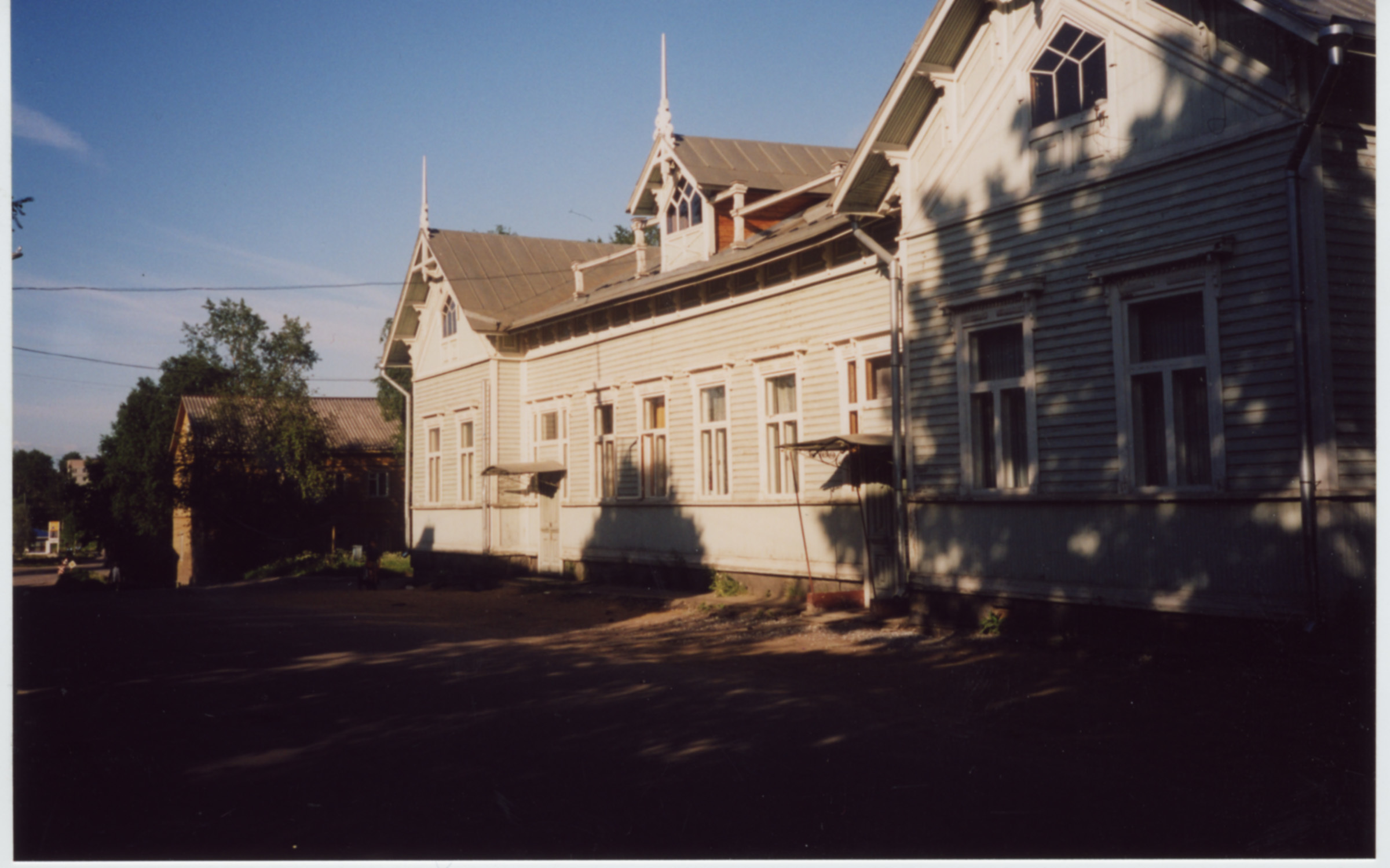 Sortavala er en trehusby, og enkelte av bygningene er blitt pusset opp. Dette bygget huser nå en rekke små leiligheter. Sortavala er en trehusby, og enkelte av bygningene er blitt pusset opp. Dette bygget huser nå en rekke små leiligheter.