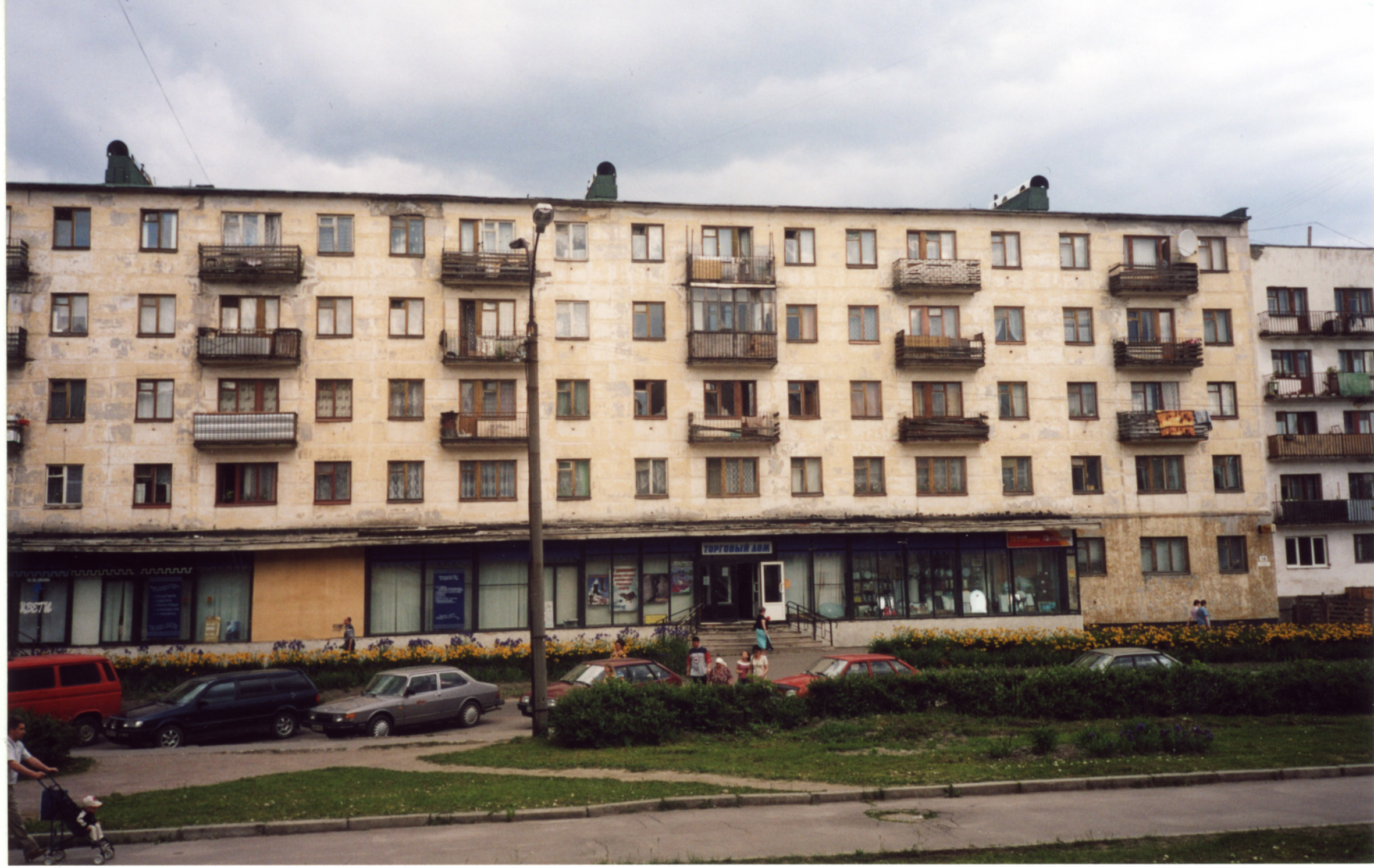 Flere biler og nye butikker på grunnplanet vitner om andre tider. Oppover i etasjene råder forfallet som før. Fotos: Magdalena Eckersberg. Flere biler og nye butikker på grunnplanet vitner om andre tider. Oppover i etasjene råder forfallet som før. Fotos: Magdalena Eckersberg.