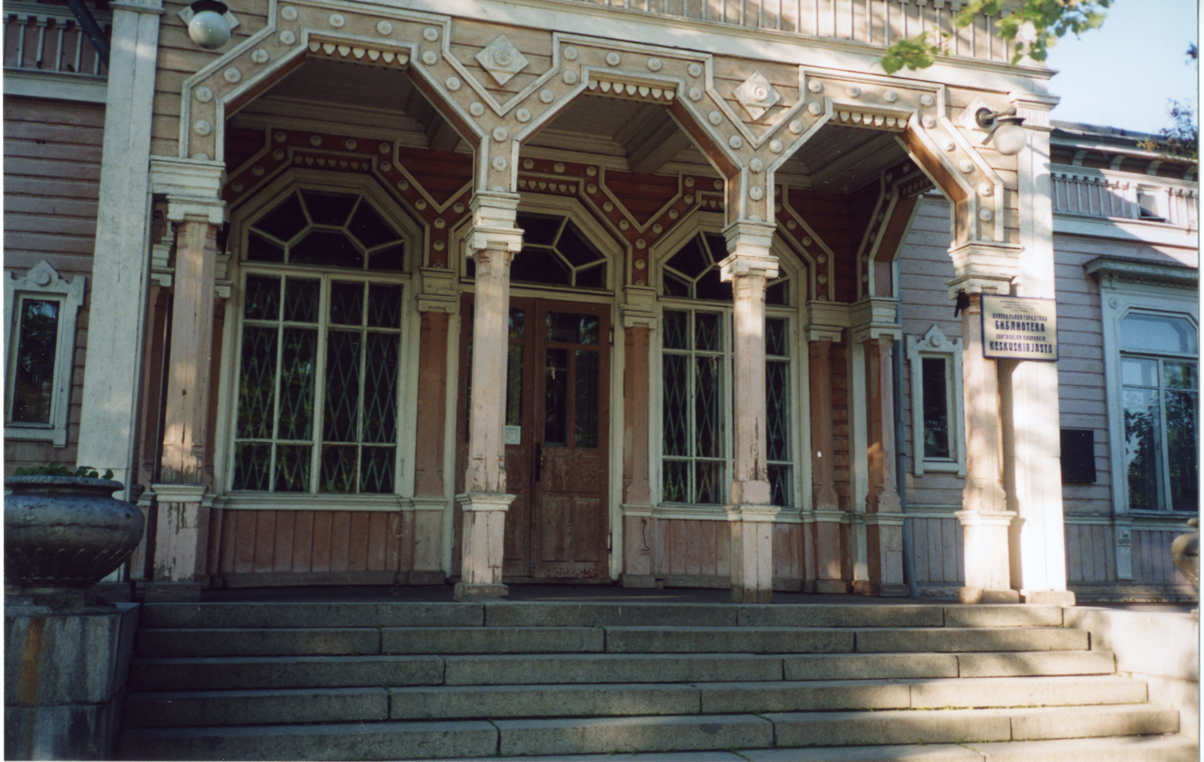 Byens gamle rådhus, nå bibliotek. (F.A. Sjöström, 1885.) Byens gamle rådhus, nå bibliotek. (F.A. Sjöström, 1885.)
