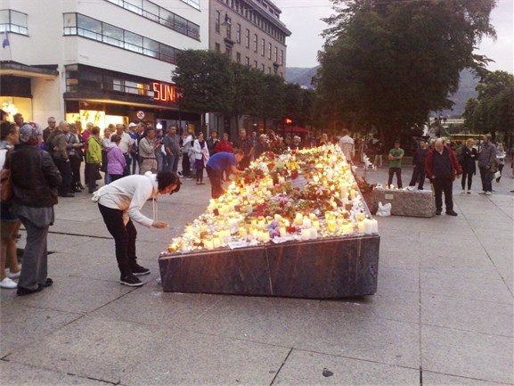 «Blå sten» av Asbjørn Andresen ble avduket i 1993 og ligger på Olav Vs plass, tidligere Ole Bulls plass, i Bergen. Den har støpt betongkjerne og er kledd med steinheller. Foto: Ola Henning Målsnes, Bergen kommune «Blå sten» av Asbjørn Andresen ble avduket i 1993 og ligger på Olav Vs plass, tidligere Ole Bulls plass, i Bergen. Den har støpt betongkjerne og er kledd med steinheller. Foto: Ola Henning Målsnes, Bergen kommune