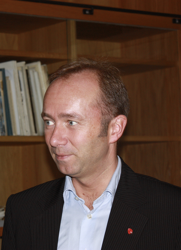 Kulturminister Trond Giske synes Svein Aaser og resten av juryen har en spennende jobb. Foto: Grete Kristin Hennissen