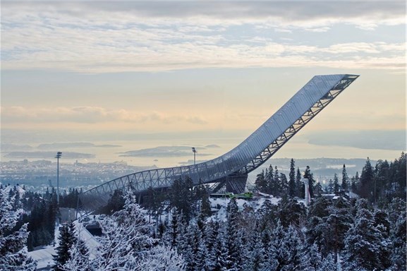 Den store utkraginga er løyst utan store fundament i Holmenkollbakken. Foto: Marco Boella Den store utkraginga er løyst utan store fundament i Holmenkollbakken. Foto: Marco Boella