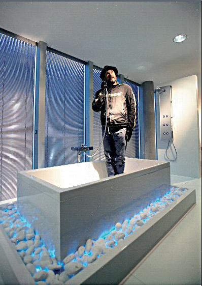 Philippe Starck gjemmer seg ikke bak sine produkter, han går opp i dem. (Foto: Produsenten.)