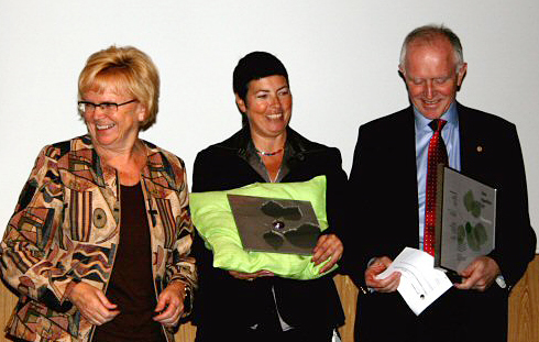 Kommunal- og regionalminister Meltveit Kleppa (t.v.) overrakte prisen til Oslo-byråd Merete Agerbak-Jensen og direktør for Statsbygg, Øivind Christoffersen. (Foto: Eivind Skogen/KRD).