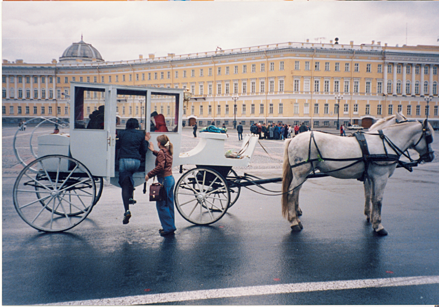 Hestedrosje gir god anledning til å studere arkitekturen i byen. Her en stopp på Palasstorget. Hestedrosje gir god anledning til å studere arkitekturen i byen. Her en stopp på Palasstorget.