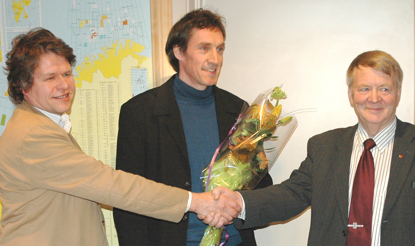 Stjørdals ordfører, Johan Arnt Elverum (t.h.), gratulerer Alf Haukeland (t.v.) og Erik Urheim med seieren i idékonkurransen som Stjørdal sentrum. Foto: Per Rygh. Stjørdals ordfører, Johan Arnt Elverum (t.h.), gratulerer Alf Haukeland (t.v.) og Erik Urheim med seieren i idékonkurransen som Stjørdal sentrum. Foto: Per Rygh.