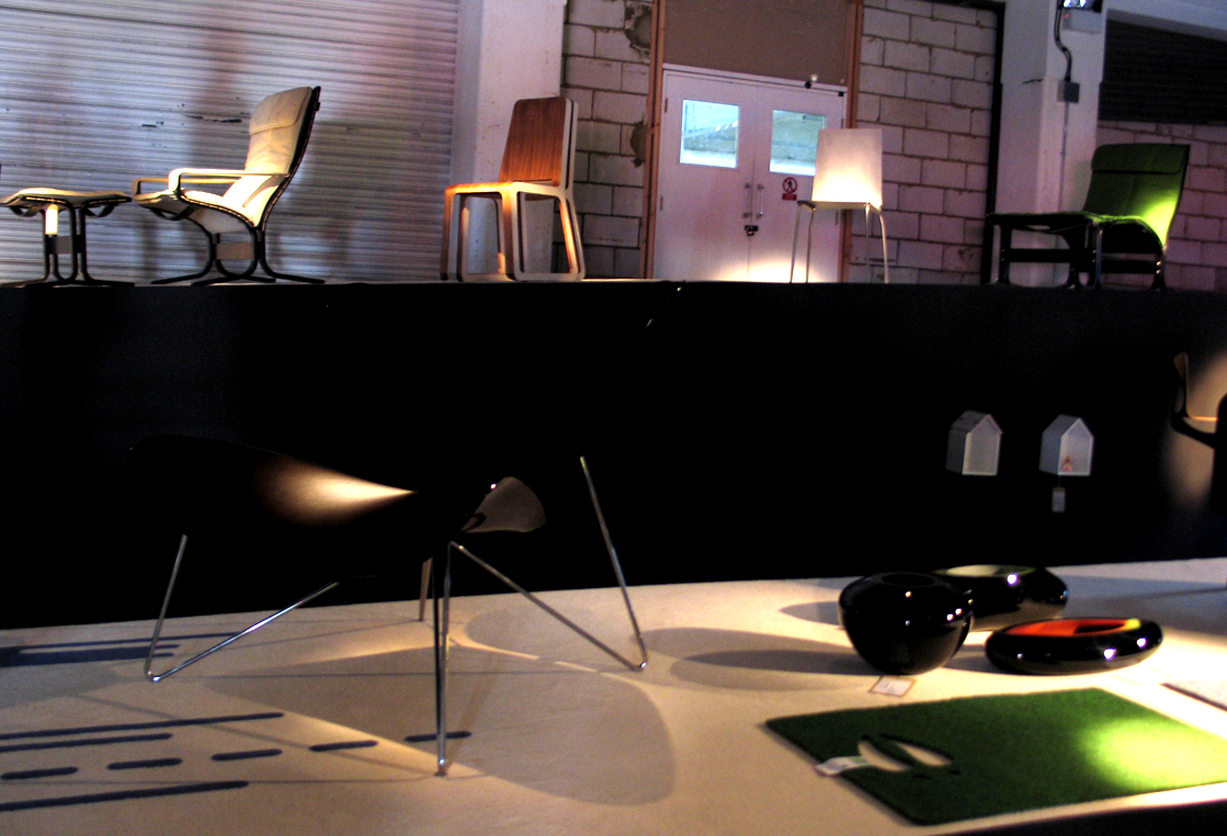 Lars Tornøes sorte 3D-finer stol midt i bildet, Atle Tveits brune plassbesparende stoler i bakgrunnen.