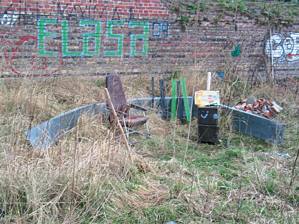 Her gikk muren. Vi laget et lite oppholdsrom av skrot vi fant på stedet.