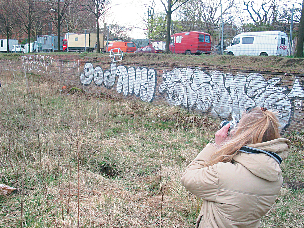 Noen luftet hundene og brukte disse stedene som et offentlig hundetoalett. Her fotograferer en av studentene kuben i dette miljøet.
