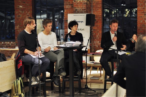 Boken «What's the question?» ble lansert under Arkitekturfestivalen på Vulkan. NAL-Akadmiet inviterte kunstneren Knut Åsdam (t.v.) og arkitektene Tina DiCarlo og Boris Brorman Jensen (t.h.) til en uhøytidelig paneldebatt. Leder av NAL-Akademiet, Tor Inge Hjemdal, sitter som nummer to fra venstre i bildet.  Foto: Lone Kjersheim/NAL