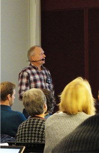Professor Per Anker Pedersen fortalte om en helomvending i synet plantebruk: Tidligere skulle man plante lettgrodde planter, nå er det de nettopp de man skal passe seg for. Foto: Anne Tibballs Professor Per Anker Pedersen fortalte om en helomvending i synet plantebruk: Tidligere skulle man plante lettgrodde planter, nå er det de nettopp de man skal passe seg for. Foto: Anne Tibballs