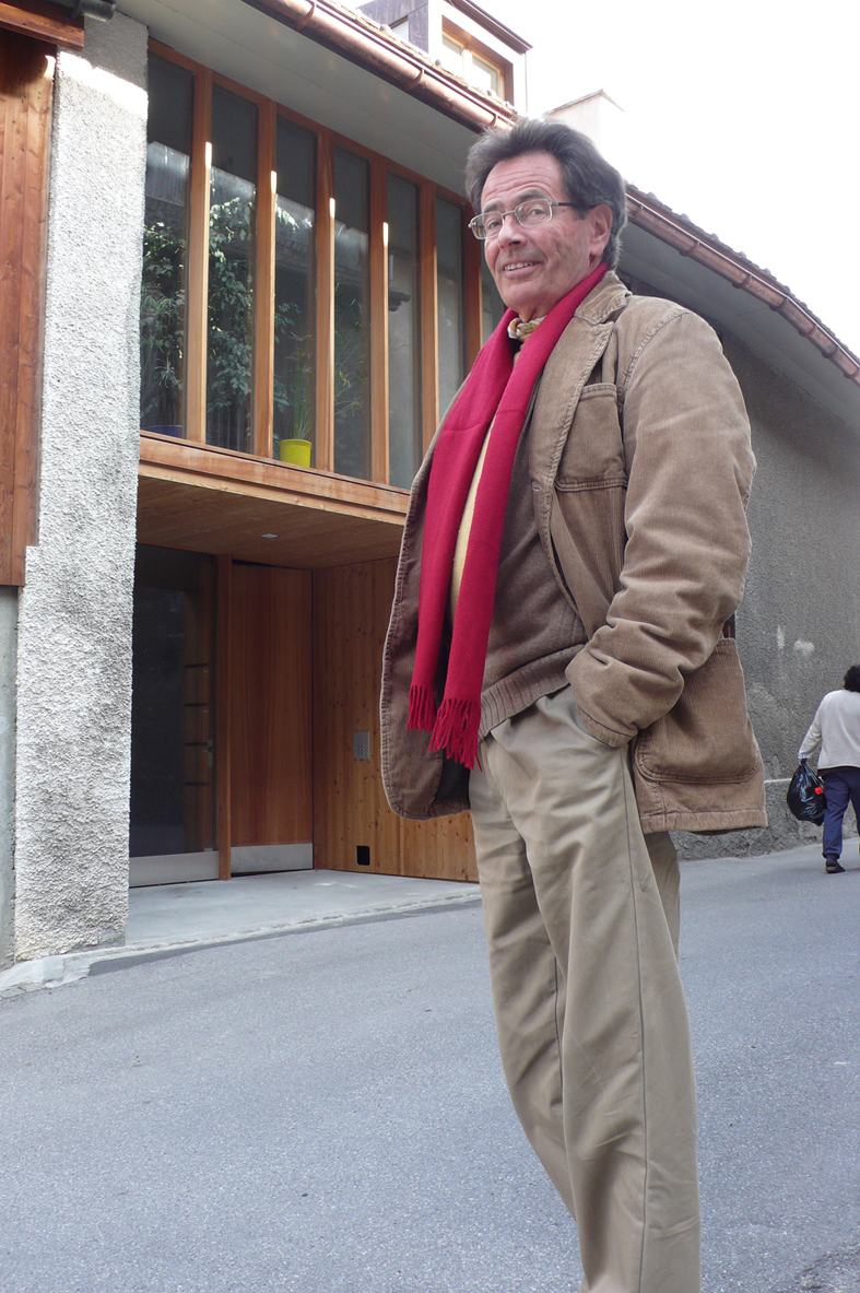 I dette prosjektet i en av Churs nabobyer, Haldenstein, har Thomas Meyer tegnet om en høy, gammel låvedør til en moderne inngang til flere leiligheter. Minnet om låvedøren lever videre i det høye inngangspartiet i treverk. Foto: Maria Louisa Heimdahl.