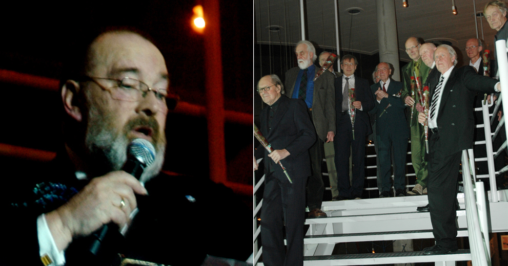 Henrik Johan Halvorsen (over til venstre) kalte fortjenstfulle BAF-medlemmer opp til seg i trappa for roser og applaus.