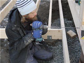 Per Kristian Nygård (bildet) og de ande selvbyggerne får hjelp og faglig assistanse av Svartlamon egen snekker, Arnleiv Overgård. Foto: Privat Per Kristian Nygård (bildet) og de ande selvbyggerne får hjelp og faglig assistanse av Svartlamon egen snekker, Arnleiv Overgård. Foto: Privat