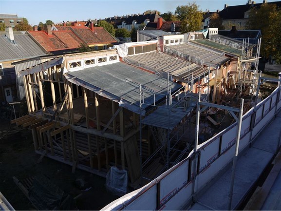 Bilde fra 12. september på prosjektets facebookside: «Vinduene - gavlvinduene - er de eneste vi har kjøpt nye, og de er på plass i alle hus nå. To lags energiglass med argon og pvc list mellom glassa, det siste på den fronten!» Foto: Iacob Sømme Bilde fra 12. september på prosjektets facebookside: «Vinduene - gavlvinduene - er de eneste vi har kjøpt nye, og de er på plass i alle hus nå. To lags energiglass med argon og pvc list mellom glassa, det siste på den fronten!» Foto: Iacob Sømme