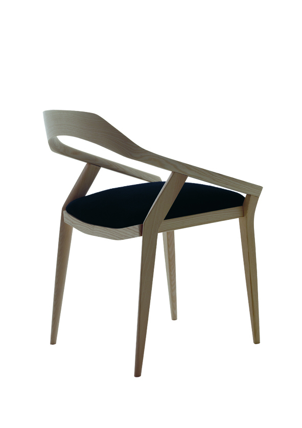 Antelope Chair av Monica Förster for Swedese. Naturlig tre og vridde, kantete former var typiske for nyhetstrekk på møbelmessen i Stockholm.