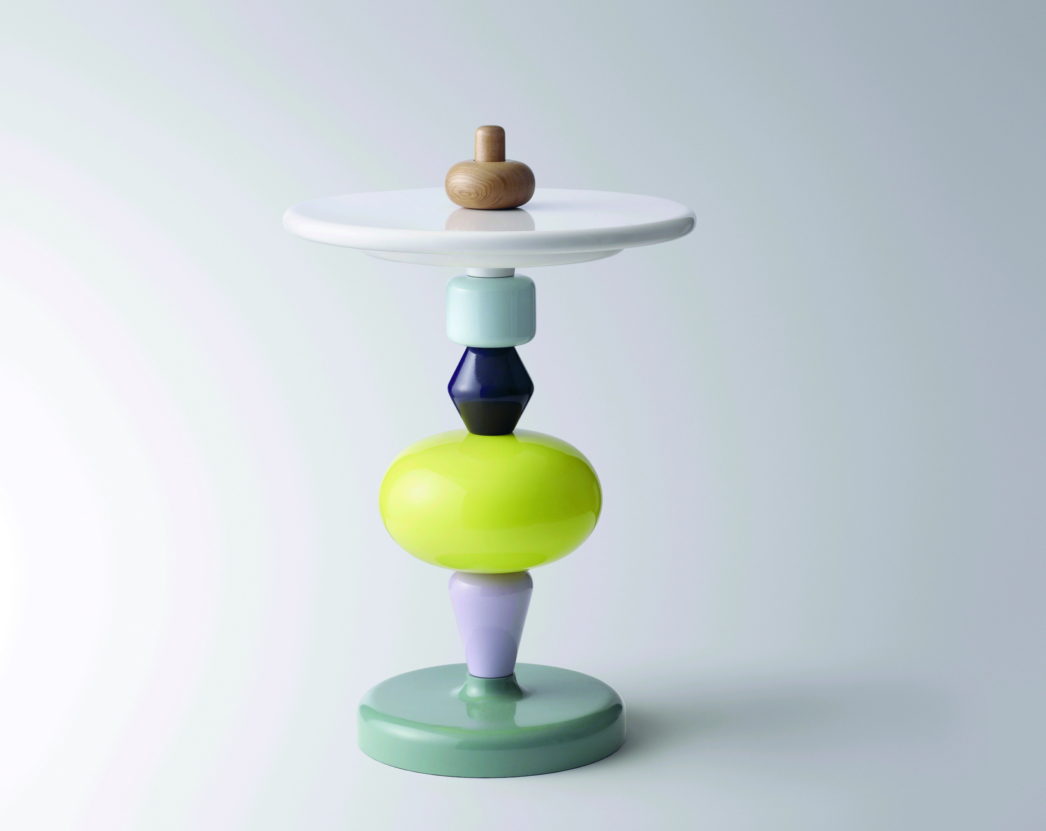 Shuffle Table av Mia Hamborg for &Tradition. Bordet summerer fint opp fargene som dominerer trendbildet i dag. 